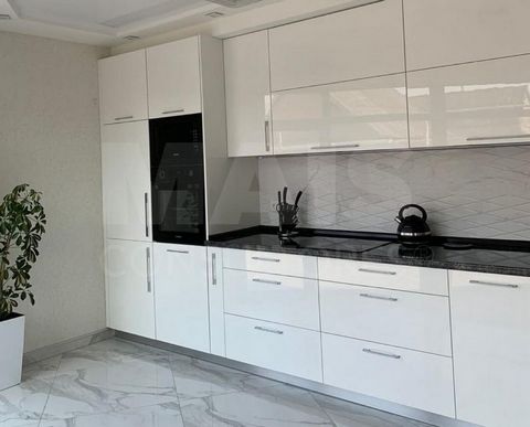 Apartamento T3 remodelado, situado em Rio de Mouro, constituído por sala, 3 quartos com armário embutido, sendo uma suíte, despensa, cozinha toda equipada, com placa, forno, frigorifico, maquina de lavar roupa, maquina de lavar loiça, micro ondas, de...