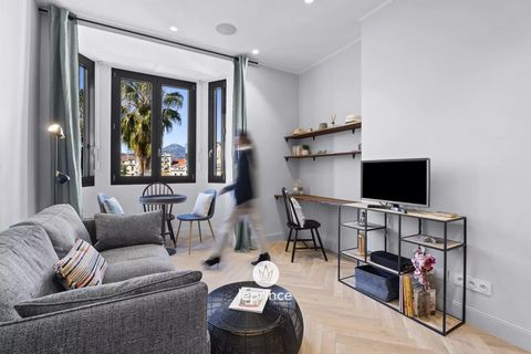 Nice Carré d'Or - Maréchal Joffre Ideally located close to Boulevard Victor Hugo and the Promenade des Anglais, on the top floor of a Belle Époque-style building dating from 1896 and designed by architect Horace Grassi. This two-room apartment benefi...