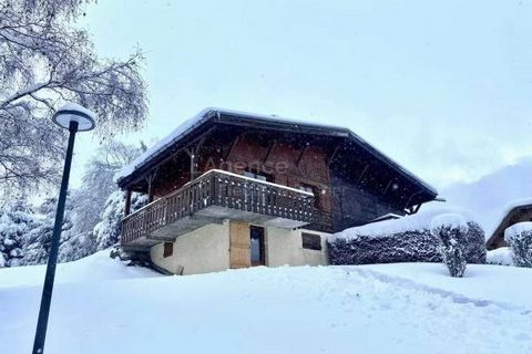 Half Chalet of 82 m2 - 4 bedrooms - 2 bathrooms - Garden - Mountain view - High rental potential Located in a quiet area of ??Megève, this chalet will seduce you with its unobstructed view of the surrounding mountains. The spacious, bright and comfor...