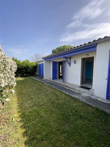 Quiet, single storey villa in residential area. Fenced and landscaped land not overlooked. Large dining room with equipped kitchen, 2 bedrooms, bathroom with toilet, large living room with fireplace, office. Plan some refreshment and modernization wo...