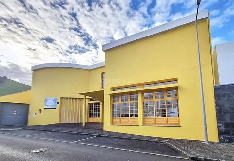 Commercial building with potential for remodeling, adaptation and enhancement. A good structure, with an approved project for the construction of five apartments, in the central area of the town, whose proximity to services, school, airport, sea port...
