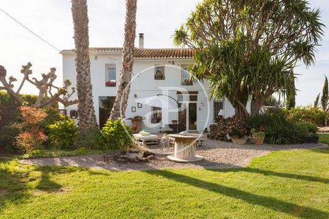 274 sqm house with Terrace and views in Sant Llorenç, Valencia.The property has 4 bedrooms, 4 bathrooms, parking space, garden and heating. Ref. VV2404018 Features: - Terrace - Garden