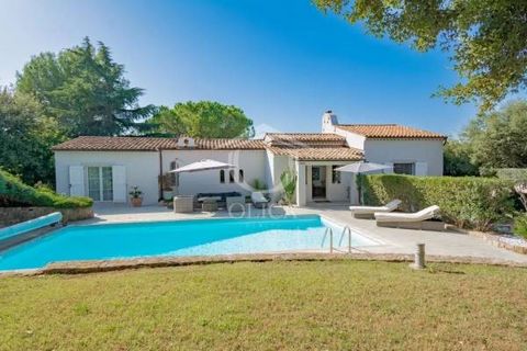 Nestling in a prestigious, secure estate, this exceptional Provencal villa dating from 1965 offers you a haven of absolute peace. With 240 m² of living space, it sits majestically on 3600 m² of landscaped grounds, complete with a sparkling swimming p...
