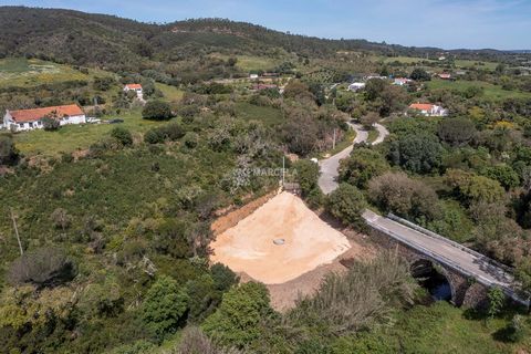 Located in Aljezur. A 1000m2 plot of rustic land in a peaceful location, Alfambras within walking distance to two restaurants equipped with utilities. Unusually for a rustic plot of land this comes with mains water, electricity and a septic tank (fos...