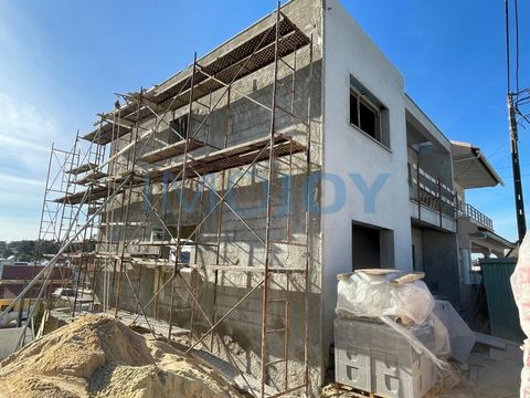 4 bedroom villa in Charneca with swimming pool, for those looking for quality of life, close to the beaches of Fonte da Telha and Costa da Caparica. The villa is still under construction and consists of 3 floors, it is distributed as follows: Basemen...