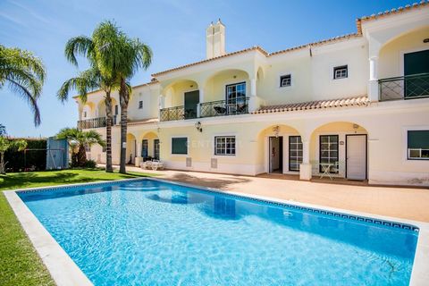 Townhouse, type T3, located in Tomilhal, Ferreiras. This property is located in a residential area, ideal for those looking to buy for their own permanent home, such as for a holiday retreat. It is located just a few minutes drive from Supermarkets, ...