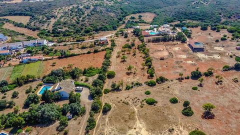 Terreno rústico, mas inserido no Plano de Pormenor de Almádena, com 6880 m2, onde será possível construir 4 moradias isoladas. Localiza-se na colina de Almádena, a escassos minutos de Lagos, Luz e Sagres. Venha conhecer!