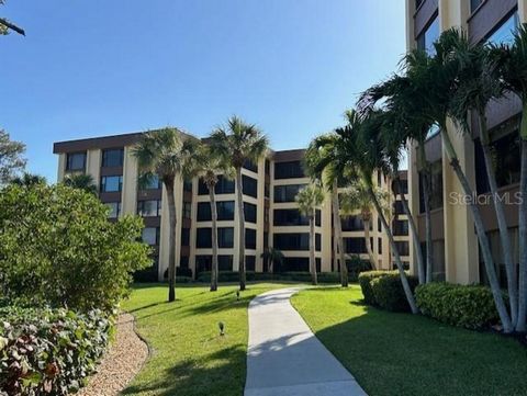 PENTHOUSE with FULL BAY VIEW !! This fabulous Island Reef condo has some of the best water views in the complex. Island Reef is a premier Beach to Bay condo complex, located on south Siesta Key. This unit has been updated with luxury vinyl flooring. ...