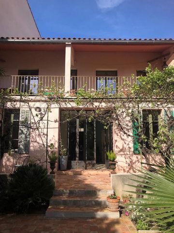 INVEST'IMMOB offers you a house with a garden in the Vieille Chapelle district. Completely renovated (and raised) in 2019 with great taste and high quality materials to preserve its character, this 130 m2 house with its terrace and garden (190m2) pav...