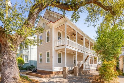 Historic Downtown Duplex: Opportunity for an Investor or Live-in Owner! Location, Location, Location! This classic Charleston single boasts two spacious units (3 beds, 2 baths each) in the heart of vibrant downtown. Just steps from Hampton Park, neig...
