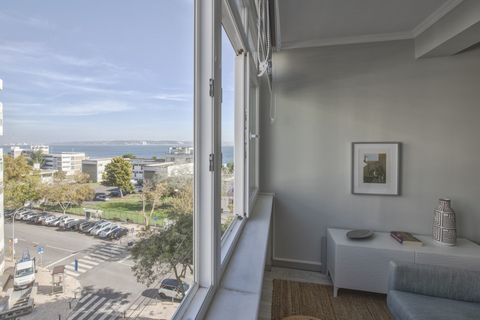 This wonderful little Studio in TOP-location in Paço de Arcos is truly a diamond. Equipped with tasteful designer furniture, it has a stunning view over the Tejo River to the 25th of April Bridge. Located in the Bairro Comendador Joaquim Matias neigh...