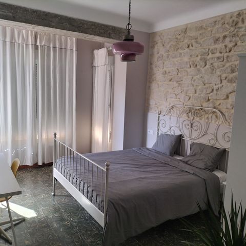 Girls only. Very nice four bedroom, two full bath apartment in the Mercado district of Alicante. Great 1940' s building, this flat features high coved ceilings, hydraulic floors and Alicante stone walls. Located on the third floor with shared rooftop...