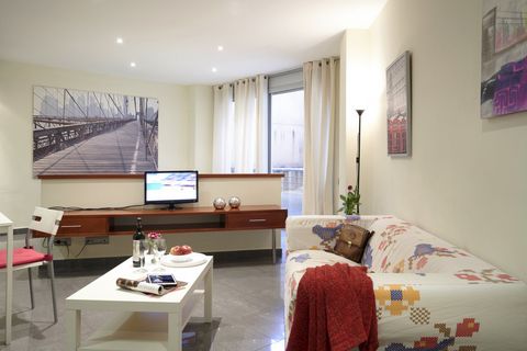 This modern studio located a few minutes from Plaza Catalunya and Paseo de Gracia. Located just steps from the Triangle Mall. It is ideal to rent for one person or a couple. The location is ideal. It is all open space, this means that the main room s...