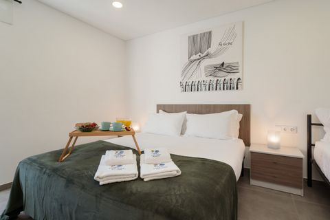 This triple room has air conditioning, a closet and a private bathroom with a shower and a hairdryer. The triple room features tiled floors, heating, a flat-screen TV and a view of a quiet street. This unit provides 2 beds. ---------- Casa Sónia offe...