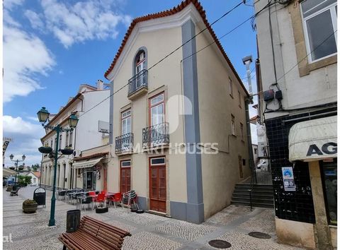 Apartment T4 + 1, duplex, in Oliveira Matos street, main shopping street in the center of Arganil. It is part of a building that has on the ground floor 2 commercial spaces. It is developed on 2 floors, each floor with access to 2 beautiful terraces,...
