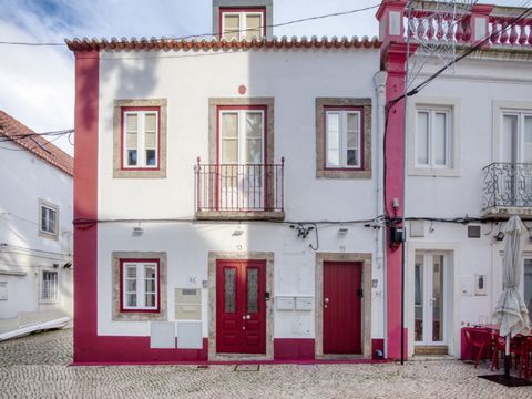 Casa térrea, apenas com um apartamento por cima, com todas as comodidades, para desfrutar da Vila de Alcochete, junto ao Rio Tejo.