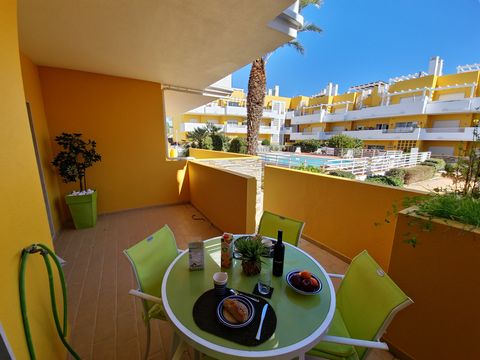 Excellent apartment with two bedrooms and two bathrooms, one en suite, with a balcony and pool view. A few minutes from access to Cabanas de Tavira beach and golf courses. Quiet area in the Royal Cabanas Golf condominium in Conceição de Tavira. The a...