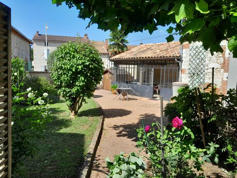 This pretty 1850 stone and brick building typical of our region is located in the heart of the peaceful village of Malause, on the way to Compostela and near the Canal du Midi. Renovated with great care, this house retains all its character with its ...