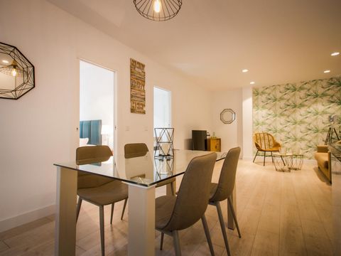 Este comfortable apartamento de dos habitaciones dobles con vista a la Alameda tiene capacidad de 4 a 6 personas. El apartamento Comisario planta 2º Ideal para familias y grupos de amigos que quieran disfrutar de la ciudad de Málaga en la mejor ubica...