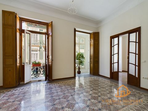 When you look around this huge apartment (it takes up the entire first floor of this building from the 1940s) you can just imagine the tertulias, the artistic gatherings, that it hosted, as the entire building was owned by a Valencian aristocratic di...