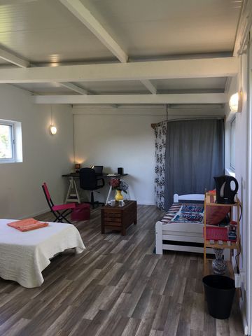 A huge room of 30m2 in the garden with sea view. 2 single beds, can be prepared as a queen size bed - 1 desk - 1 sofa - Air conditioning - Fast internet - Dry toilet - Showers and other toilets in the main house. Free acces to the main house: shared ...