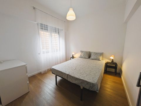 Completely renovated apartment 5 minutes from the Queluz-Belas train station. Kitchen equipped with fridge, stove, microwave, coffee machine, washing machine, toaster, dishes and pans. Ideal for a couple or two student friends. It has an outdoor pati...
