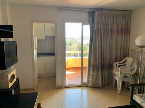Cozy one-bedroom apartment, separate kitchen, living room and bathroom. Located in the center of Salou, on the second line of the fine sandy beach of Salou, the Platja de Llevant and the promenade. The room has two single beds and a double sofa bed i...