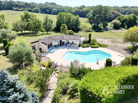 This magnificent property of approximately 314 m2 is located on a spacious plot of over 5 hectares with stunning views of the surrounding landscape. Built in 1792, the main house has a large private driveway and stands on two levels, offering quality...