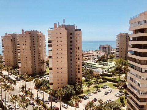 3 bedroom 2bathroom furnished apartment in Torres de Playamar, Torremolinos, 10 minutes by car to Malaga,really close from airport And cercanías renfe Stunning open and largo living room with fully equipped kitchen. Wifi high connection Bed linen and...