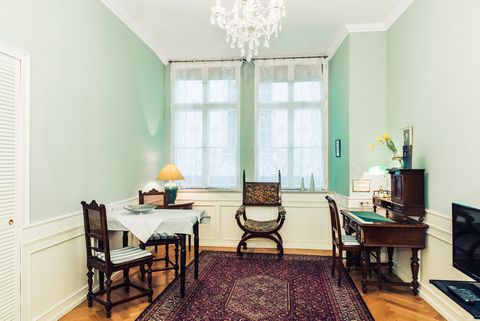 The apartment is on the 1st floor of a well-kept baroque house in a quiet side street in the city center. The apartment has partial underfloor heating, stylish furniture, marble, tiled and parquet floors. Furnishing: living room/bedroom Bed 140x200cm...