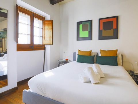 Renovated apartment for rent in Barcelona with excellent location! Right in the centre of the city, few steps from Las Ramblas, right in the Borne quarter, in one the most crowded streets of the city! No need of public transportation to get to the be...