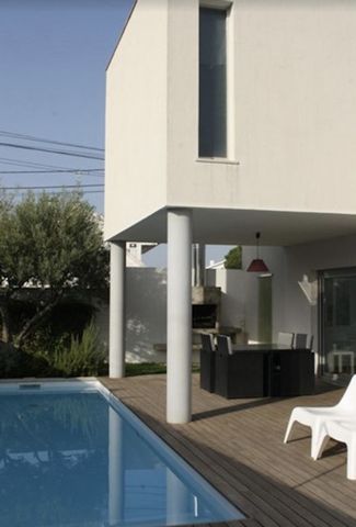 Perfect for small holiday or remote work. Modern 2 bedroom Villa (sleeps 2+2) with private pool and garden. 2 bathroom and amazing living room with fireplace and also a fully equipped kitchen. Near breathtaking Meco and Sesimbra beaches, ideal for Su...
