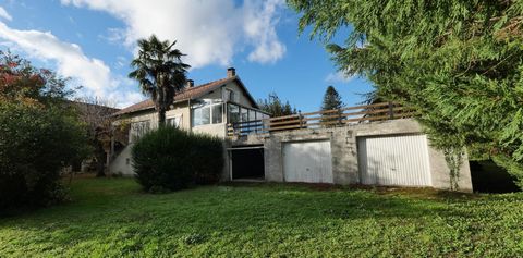 For sale in the commune of Gigny sur Saône, 10 mn. north of Tournus, 7 km from Sennecey le Grand, 1 km from the Voie Bleue, a set of two houses, one to renovate (60 m2) and the other to refresh (125 m2) with large outbuildings (garages, barns, stable...