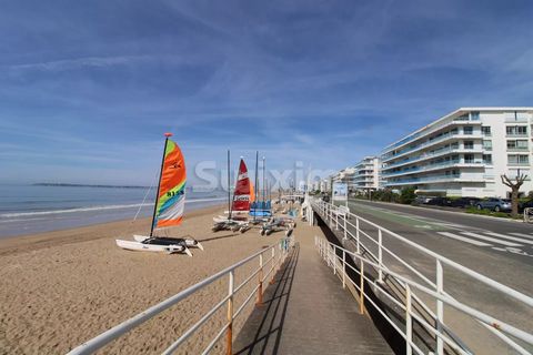 Ref 68083 Ideal location for this 3-room apartment with panoramic sea view. You will appreciate its direct access to the beach and the shops on Avenue Lajarrige. This bright apartment includes an entrance hall, a living room opening onto a south-faci...