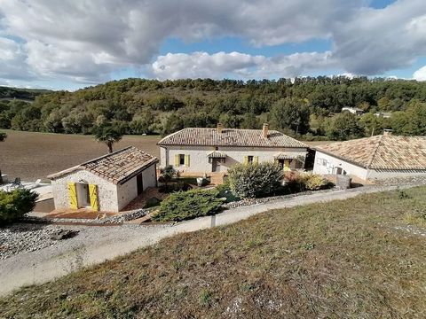 This former Quercy farmhouse has been entirely restored and offers many advantages. On 10 hectares of land, with a view over the whole valley makes it is only 5 minutes from all amenities. The main house has a living area of about 100 m² with entranc...