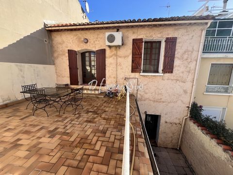 NARBONNE, Quartier Lacroix, House T3 with a huge potential 10 minutes walk from Les Halles. Ideal location and investment for this house with works. FINANCIAL ASSISTANCE AVAILABLE FOR WORK WITH MaPrimeRénov!! It is composed on the ground floor of an ...
