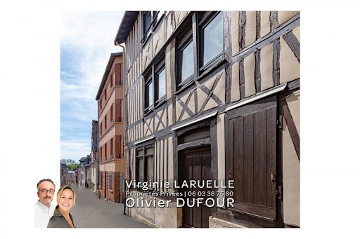 Rouen near the church of Saint-Nicaise, on the 1st floor without elevator of a beautiful building with half-timbered façade of the 18th century recently renovated, we present this charming 3-room apartment comprising: a bright living room with nice u...