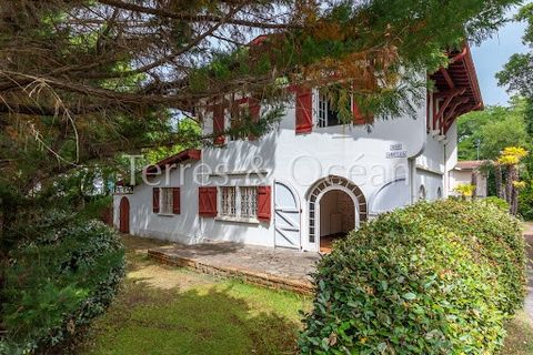 Sought after location for a rare property for sale. On wooded land of more than 2000 m2 in the town center of Hossegor and near the lake, property comprising a Basque Landes villa from 1920 with a surface area of approximately 140 m2, then an annex o...