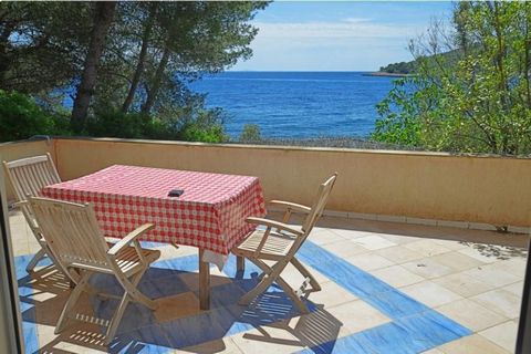 First line apart-house of 6 apartments on Solta insland! It can be used as a tourist property with great potential or converted into luxury seafront villa with swimming pool! Total area at the moment is 210 q.m. Land plot is 435 sq.m. The property co...