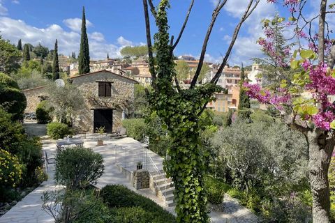 In walking distance from the villages of Tourrettes and Fayence, discover this charming stone villa of approx. 153 m2 offering a lovely open view on the hills and the village of Tourrettes. Inside this character family home, on the ground floor, the ...
