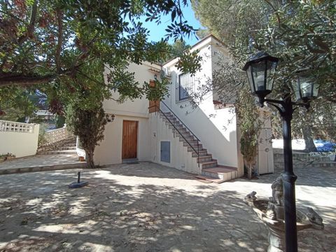 Unusual Villa in Moraira, in the area of Cometa, very convenient to walk to Moraira center, beach and amenities, located on a flat, walled plot. The house has 2 independent floors. The ground floor consists of: dining room, kitchen with breakfast bar...