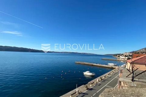 Karlobag, house of 308m2, on four floors, with business space on the ground floor. Excellent location, in the very center of Karlobag, first row to the sea with a beautiful view. On the ground floor there is a business space (cafe bar) that can easil...