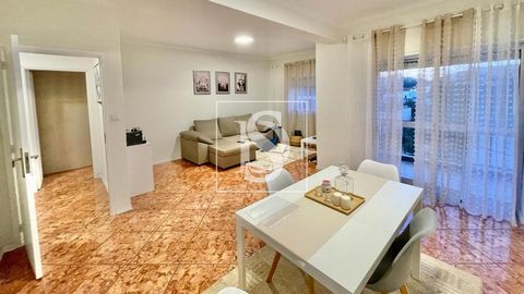 Apartament z 3 sypialniami w Maximinos, dobrze zlokalizowany, wielofunkcyjny obszar oferuje wygodne i wygodne życie, z wieloma udogodnieniami, które zaspokoją Twoje codzienne potrzeby. Mieszkanie składa się z: Duży hol wejściowy, umeblowana i wyposaż...
