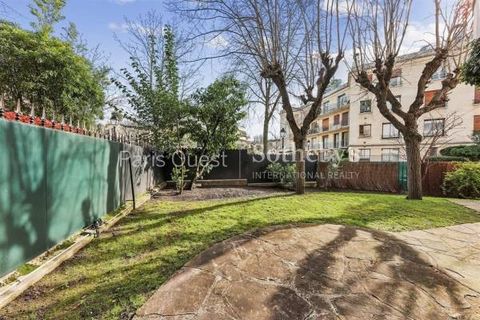 Neuilly sur Seine. In the heart of the highly sought-after Saint James district, 153m² ground floor apartment of 115m² facing south. The apartment comprises an entrance hall, a double corner living room opening onto the garden, a master suite with ba...