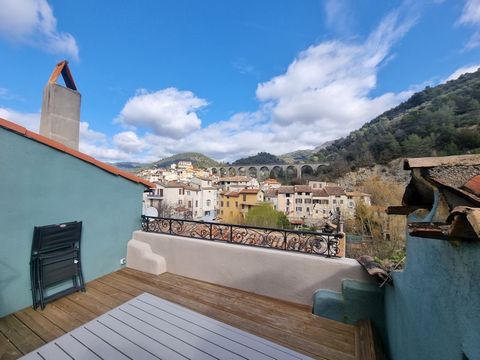 Located in the heart of the village of l'Escarène, 25 min. from Nice and 35 min. from Monaco. Very nice 2 rooms in duplex, beautiful volumes, very well arranged. Completely renovated, with beautiful materials. Beautiful Tropezian terrace with breatht...