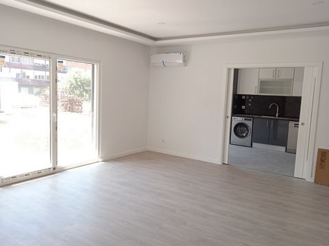 Apartment in final phase of construction with 40 m 2 terrace, garage (16 m 2) and collection (12 m 2) in building with lift. Good location, close to public transport, schools, Commerce, services and green areas.Composed of living room with 27 m 2, fu...