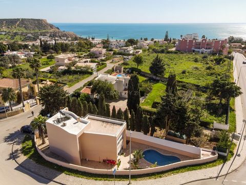 Located in charming Praia da Luz is this two-storey villa with a terrace. Close to various shops and services, it could be the perfect refuge for those looking for a combination of seaside tranquillity and modern comfort. Comprising ground floor and ...