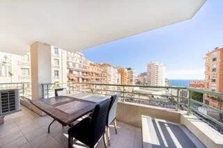 In a gated residence with janitor, adjacent to Monaco and close to the SNCF train station, beautiful 3 bedroom apartment resulting from the merger of a 3-room apartment and a studio located on a raised floor with views of Monaco and the sea. Modern l...