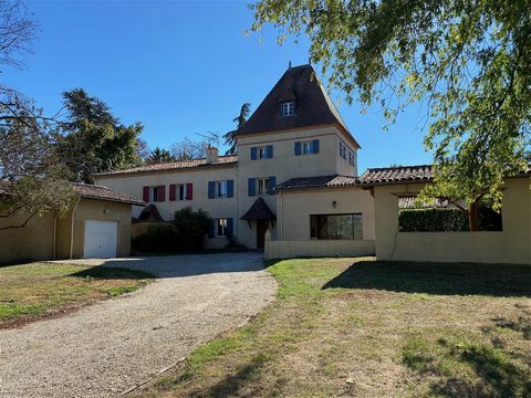 In a privileged area, 30 minutes west of Agen, in a quiet area, in a dead end street, a beautiful property complex consisting of two houses, adjoining on one side but with independent entrances. House with dovecote, 174.13 m2 of living space, compose...