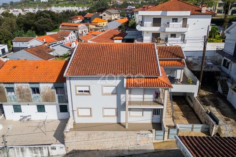 Identificação do imóvel: ZMPT566287 This house floor is in a privileged, calm location, great sun exposure, close to the University of Minho, Hospital de Braga, Bragaparque, surrounded by transport, services, and good accessibility. Characteristics: ...